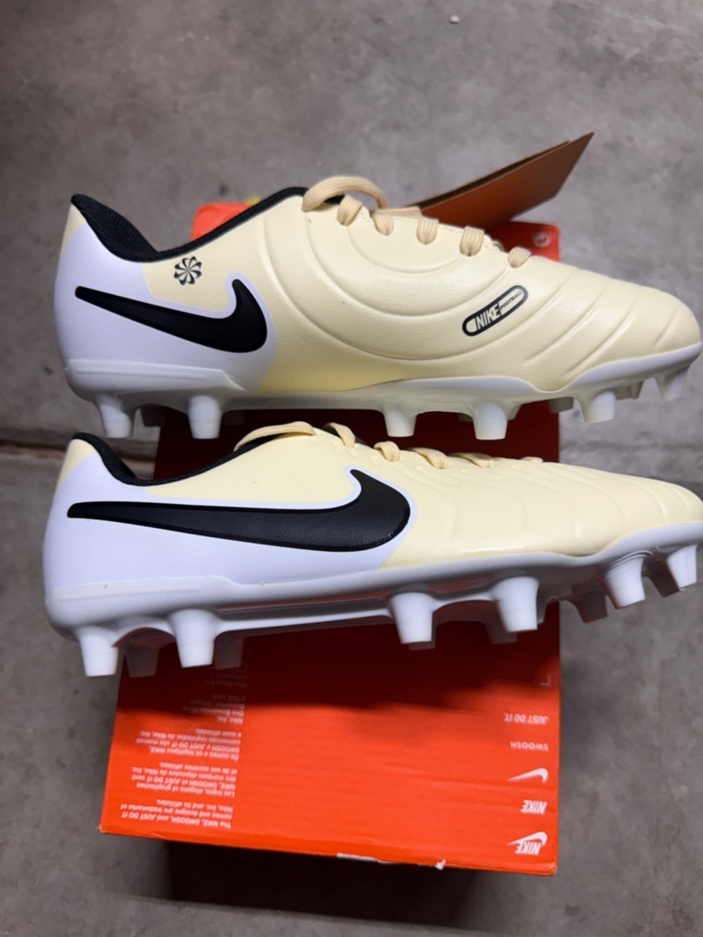 Nike JR Legend 10 Club Soccer Cleats in Lemonade/Black/Metallic Gold - Picture 4 of 6